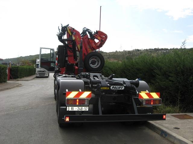 Palfinger dizalica Epsilon E165Z i navlakač kontenjera T 20 za Unija Sabirač