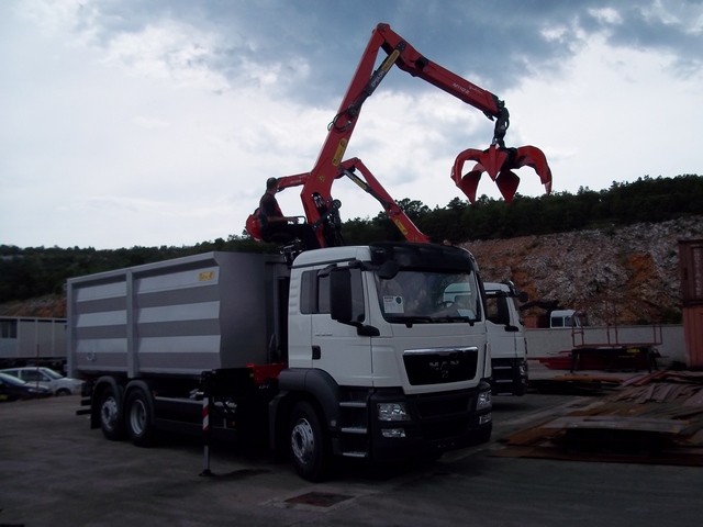 Palfinger_Epsilon_dizalica_M110Z_i_stražnji_komunalni_kiper_SKK_160_komunalne_djelatnosti
