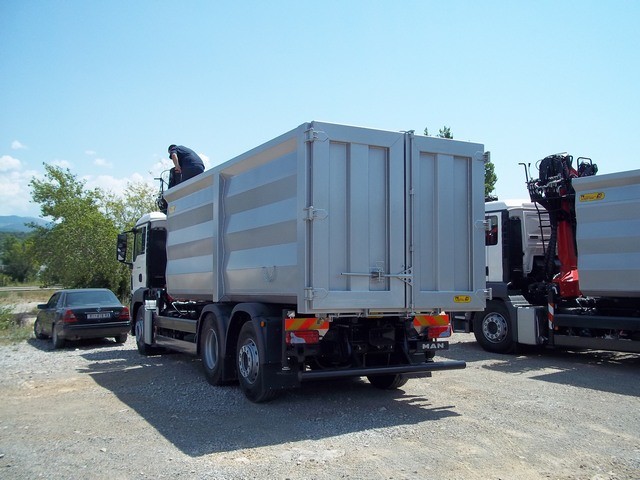 Palfinger_Epsilon_dizalica_M110Z_i_stražnji_komunalni_kiper_SKK_160_komunalne_djelatnosti