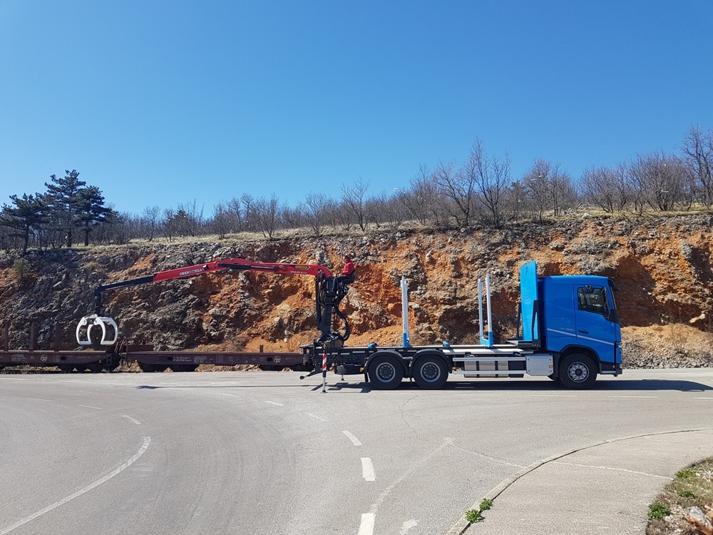 Palfinger_Epsilon_dizalica_M12Z83_i_šumarska_prikolica_PSM_200