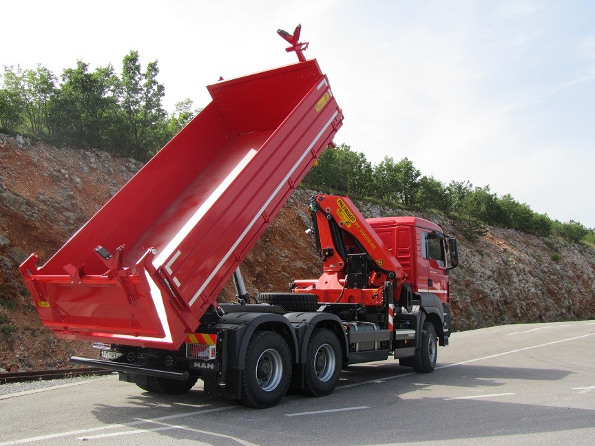 Palfinger dizalica PK 33002 EH i trostrani kiper TK 160 za tvrtku Tehno – Elektro d.o.o.