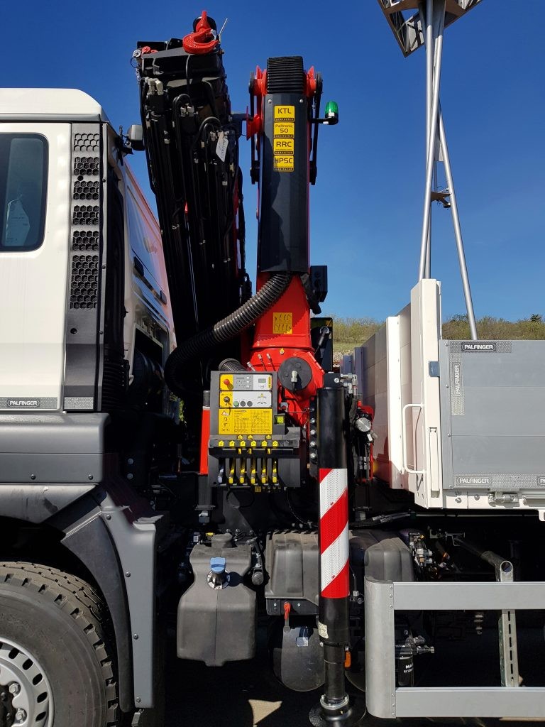 Palfinger_dizalica_PK_33002_EH_i_aluminijski_modularni_sanduk
