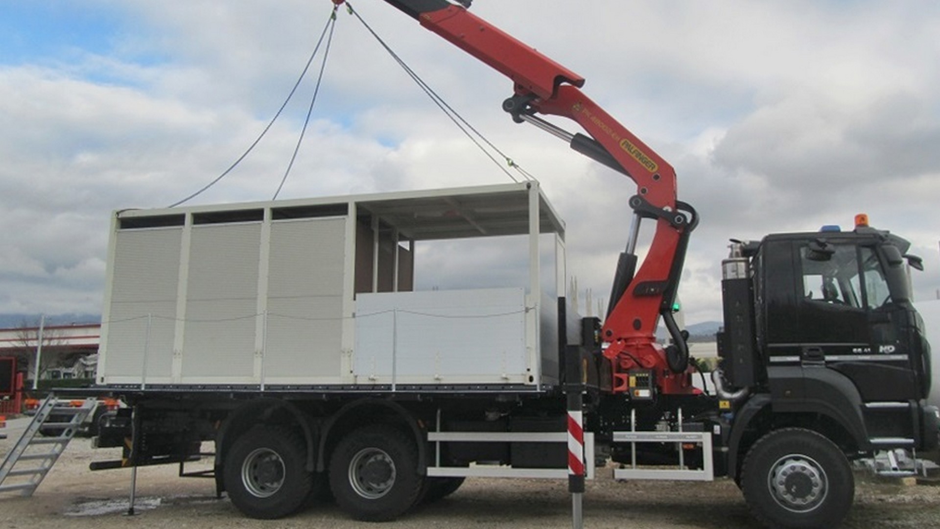 Palfinger_dizalica_PK_48002_EH_Tovarni_sanduk_s_ključevima_za_transport_kontejnera_komunalne_djelatnosti