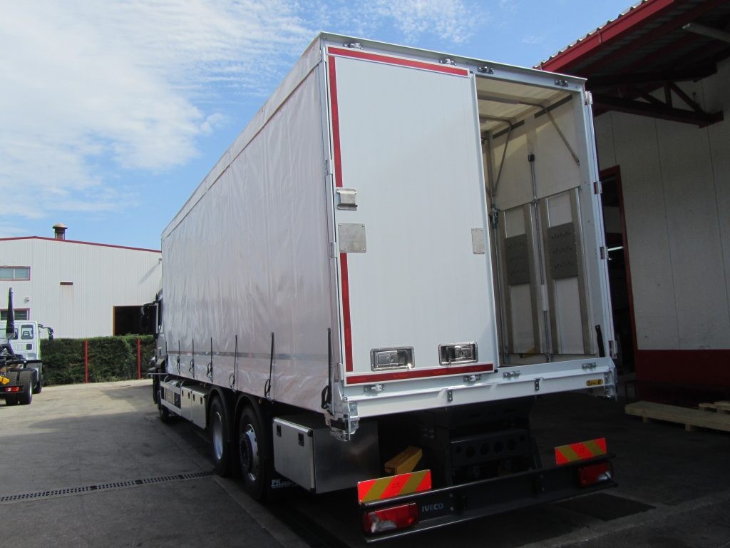 Palfinger_dizalica_PK_7.001_SLD_3_i_fiksna_platforma_s_pomičnim_arnjevima_i_ceradom