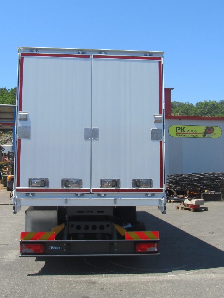 Palfinger_dizalica_PK_7.001_SLD_3_i_fiksna_platforma_s_pomičnim_arnjevima_i_ceradom