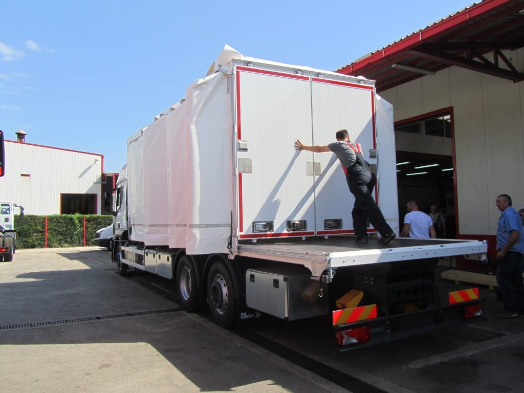 Palfinger_dizalica_PK_7.001_SLD_3_i_fiksna_platforma_s_pomičnim_arnjevima_i_ceradom