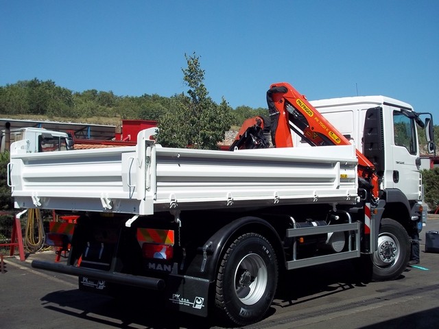 Palfinger dizalica PK 7001K HP i trostrani kiper TK 75 za Rafaelo 2002 Man Truck and Bus Centar Tirana Albanija – Strabag Albanija