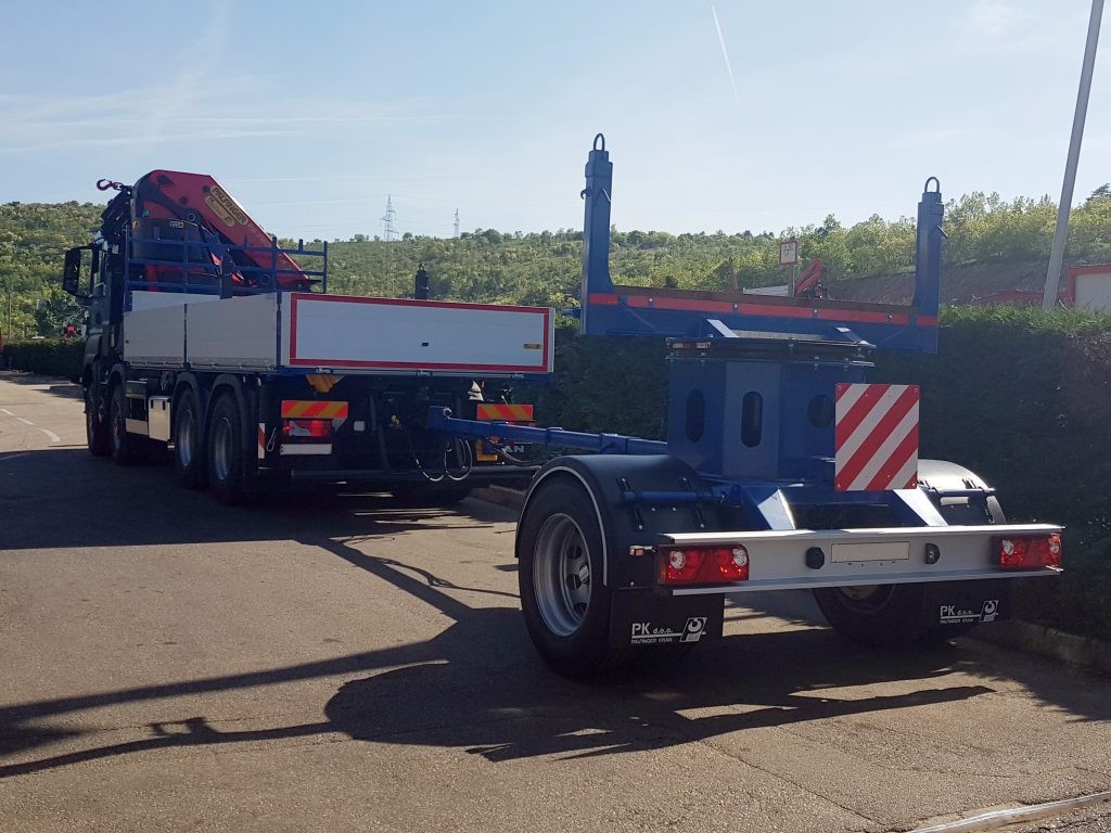 Palfinger_dizalica_PK_78002_SH_sa_modularnim_sandukom_i_prikolica_za_transport_betonskih_stupova_PRT_100