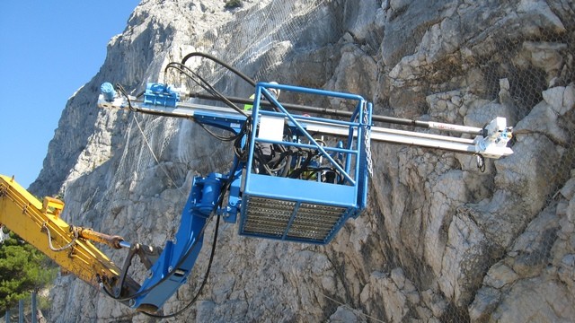Radna_košara_s_bušećom_garnituirom_i_instalacijom_za_zakretanje