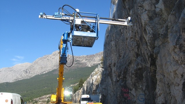 Radna_košara_s_bušećom_garnituirom_i_instalacijom_za_zakretanje