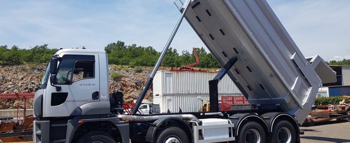 Stražnji half-pipe kiper HP 220 za tvrtku Kam i Bus Importer