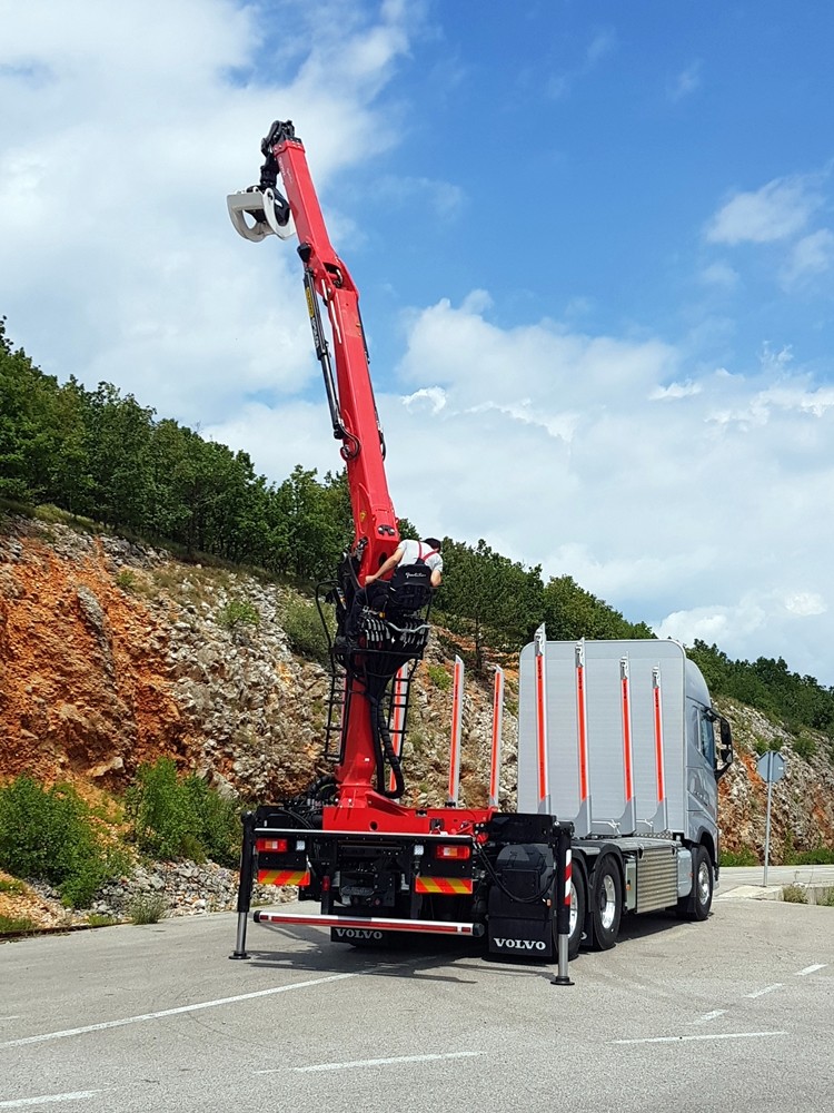 Šumarska_nadogradnja_s_Palfinge_Epsilon_dizalicom_Q170Z96_i_šumarskom_platformom_šumarstvo