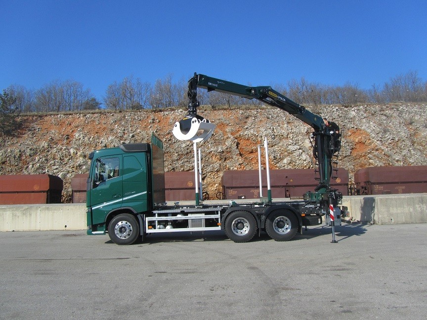 Šumarska nadogradnja s Palfinger Epsilon dizalicom M110Z79 i šumarska prikolica PSM 180