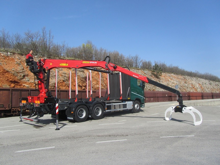 Šumarska_nadogradnja_s_Palfinger_Epsilon_dizalicom_S260L82_i_šumarska_prikolica_PSM_200