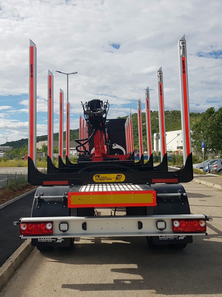 Šumarska_nadogradnja_s_Palfinger_Epsilon_dizalicom_i_dvije_šumarske_prikolice_PSM_200
