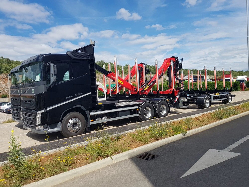 Šumarska_nadogradnja_s_Palfinger_Epsilon_dizalicom_i_dvije_šumarske_prikolice_PSM_200