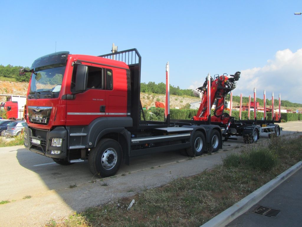 Šumarska_platforma_s_Palfinger_Epsilon_dizalicom_M120Z_i_šumarska_prikolica_PSM_200
