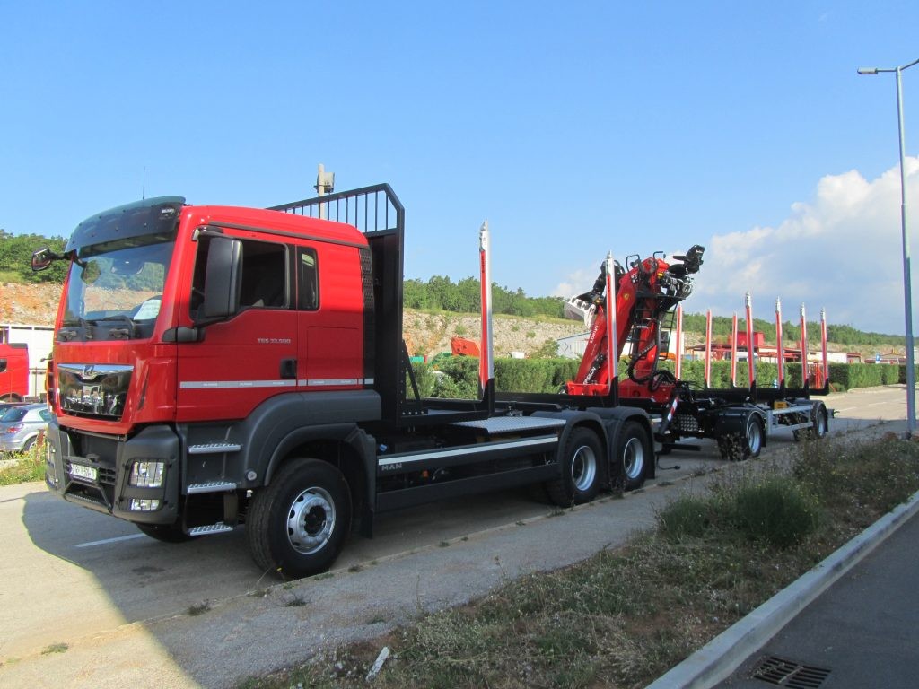 Šumarska_platforma_s_Palfinger_Epsilon_dizalicom_M120Z_i_šumarska_prikolica_PSM_200