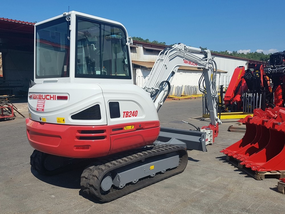 Takeuchi_TB_240_i_čekić_Huppi_102_građevinarstvo