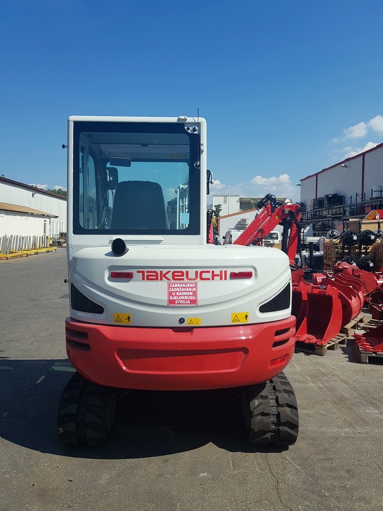 Takeuchi_TB_240_i_čekić_Huppi_102_građevinarstvo