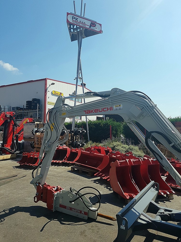 Takeuchi_TB_240_i_čekić_Huppi_102_građevinarstvo