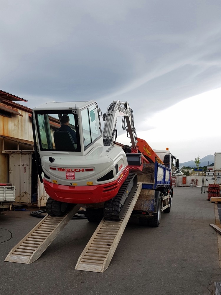 Takeuchi_TB_240_i_čekić_Huppi_102_građevinarstvo