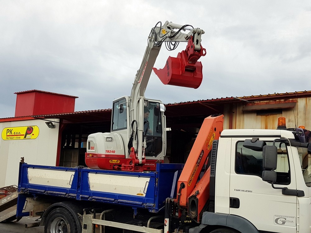 Takeuchi_TB_240_i_čekić_Huppi_102_građevinarstvo