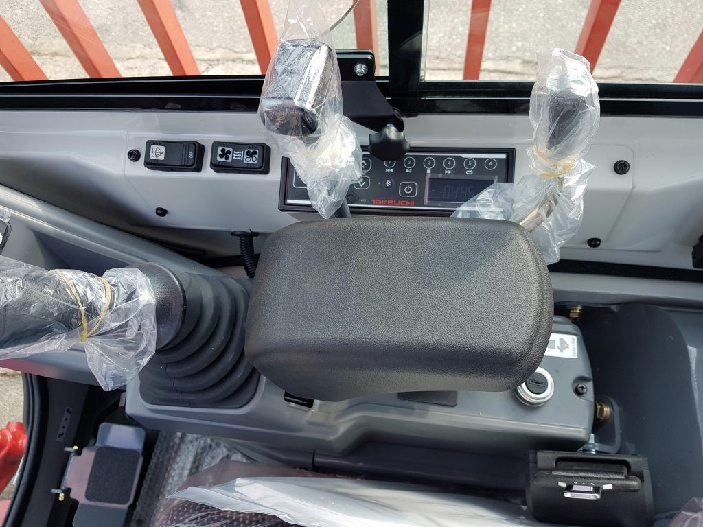 Takeuchi_bager_TB216A_s_powertiltom_i_PK_žlicama