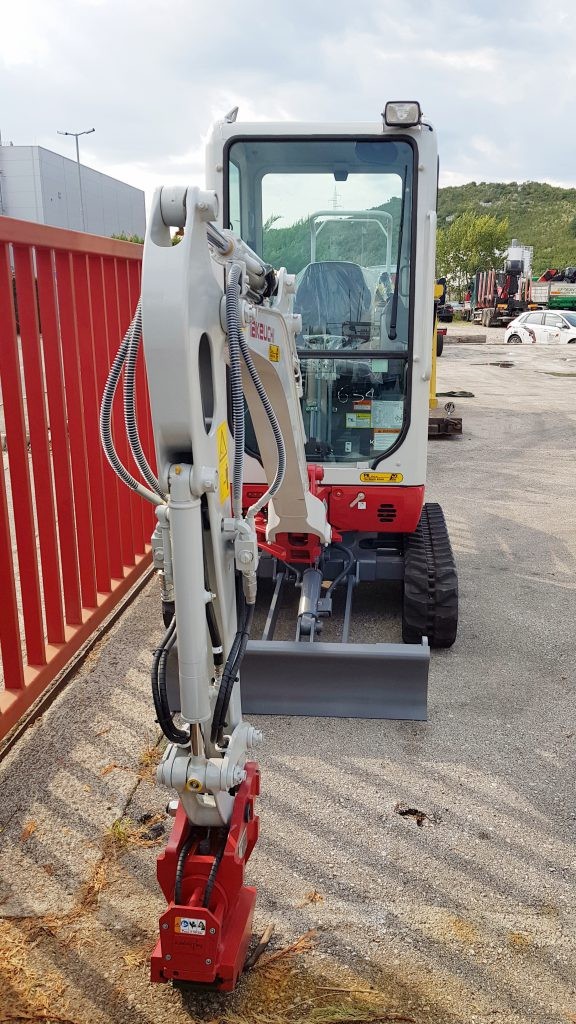 Takeuchi_bager_TB216A_s_powertiltom_i_PK_žlicama