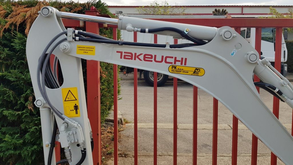 Takeuchi_bager_TB216A_s_powertiltom_i_PK_žlicama