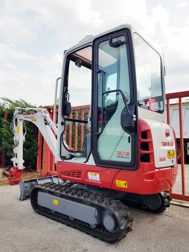Takeuchi_bager_TB216A_s_powertiltom_i_PK_žlicama