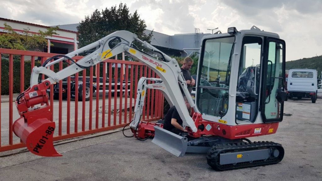 Takeuchi_bager_TB216A_s_powertiltom_i_PK_žlicama