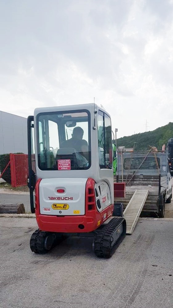 Takeuchi_bager_TB216A_s_powertiltom_i_PK_žlicama