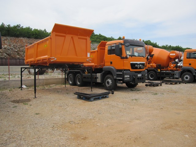 Izmjenjiva_nadogradnja_trostrani_kiper_TK_200_i_mikser